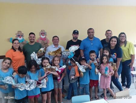 Entrega de ovos de páscoa na EMEI Arco-Íris